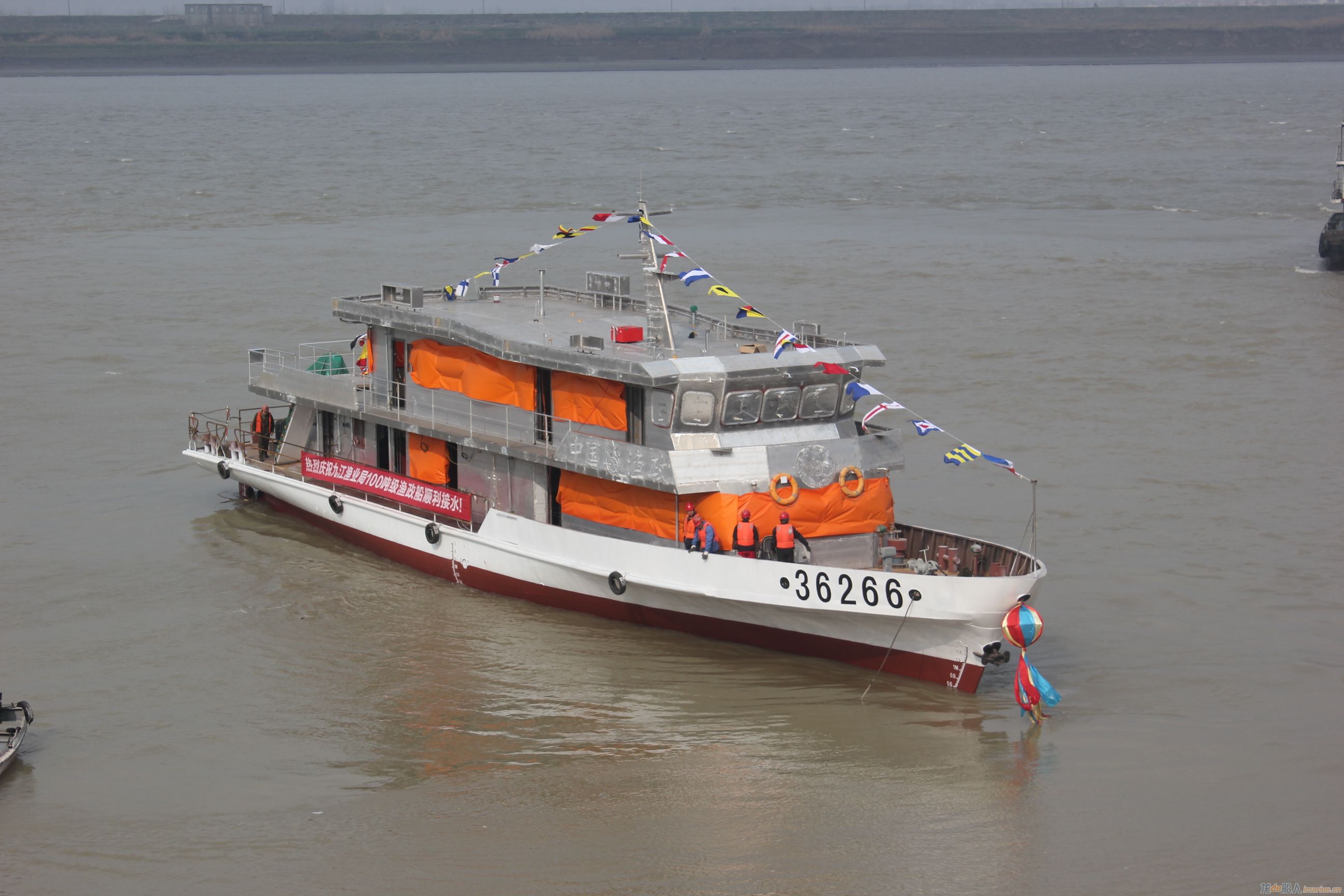 同方江新建造100吨级渔政执法船下水